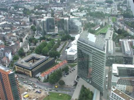 Düsseldorf : Das Stadttor, halbrechts im Bild